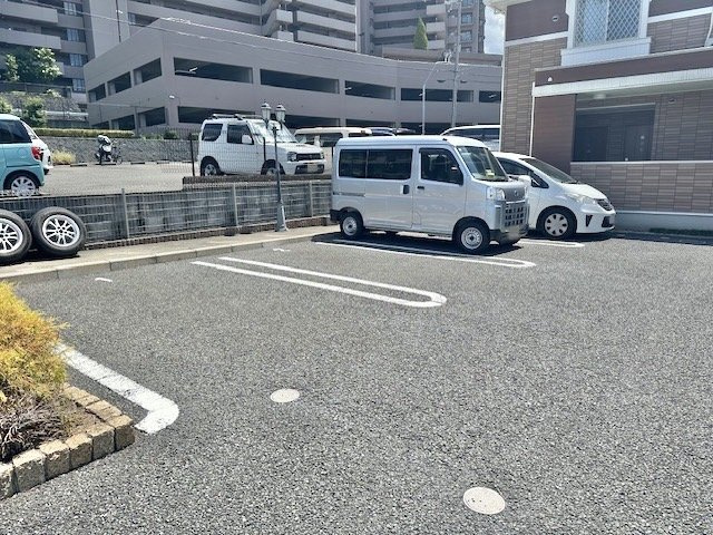 エスポワールドミールの駐車場