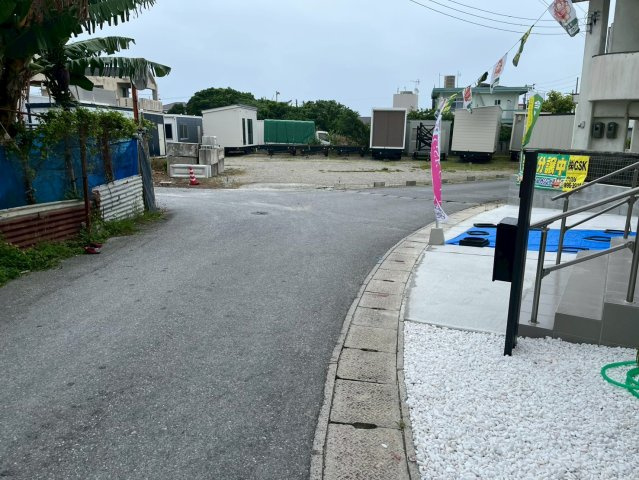 南城市知念安座真3期　新築戸建て　3号棟の前面道路含む現地写真