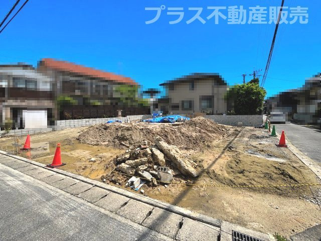 【外観】 | 福岡市早良区飯倉3丁目7期　3号棟（全3棟）【仲介手数料無料・0円】 | 現地写真。プラス不動産販売なら、現場の全ての棟をまとめてご見学頂けます。