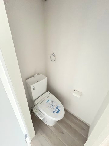 【内装】 | 福岡市城南区茶山4丁目1期　2号棟（全2棟）【仲介手数料無料・0円】 | 施工例。2階にもトイレです。施工例は完成時と異なる場合があります。