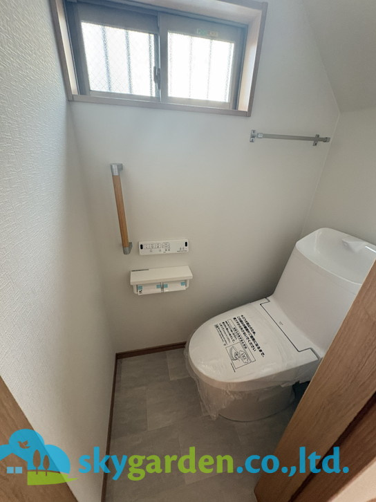 藤沢市稲荷1丁目　中古戸建　のトイレ|落ち着いた色調のトイレです