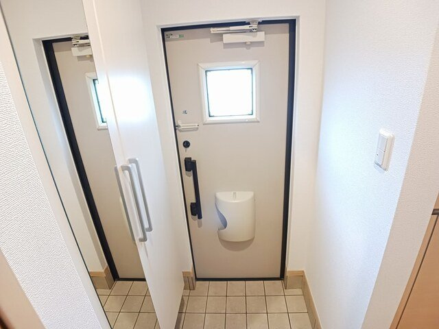 レイ・ミノールの玄関