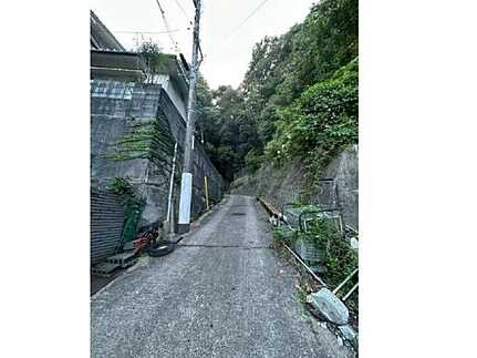 呉市仁方皆実町中古戸建の前面道路含む現地写真