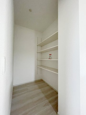 新築戸建・新築建売　郡山市大槻町17期　柴宮小・第一中の独立洗面台|三面鏡付きの洗面台は三面鏡の内側に小物収納があり水回りをすっきり♪隣には洗濯機置き場もあります！