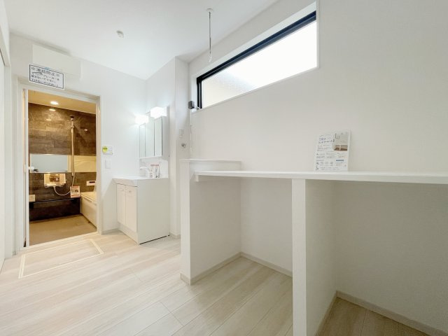 新築戸建・新築建売　郡山市大槻町17期　柴宮小・第一中の浴室|横長の鏡が奥行きを演出！浴室暖房乾燥機付きのバスルームで一日の疲れを癒してください！
