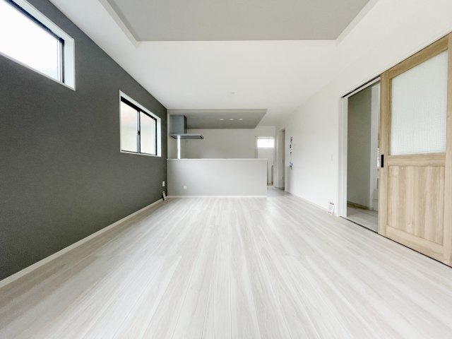 新築戸建・新築建売　郡山市大槻町17期　柴宮小・第一中の居間・リビング|オープンキッチンのためリビングにいるご家族やお客様と会話しながら料理やお茶の準備ができます！