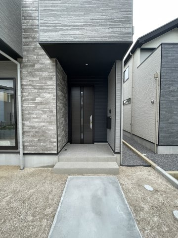 新築戸建・新築建売　郡山市大槻町17期　柴宮小・第一中の玄関|カメラ付きインターホン、人感センサー付玄関灯付きの玄関！