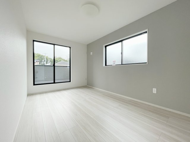 新築戸建・新築建売　郡山市大槻町17期　柴宮小・第一中の洋室|アクセントクロスがおしゃれな主寝室♪バルコニーに面していて陽当たり良好◎