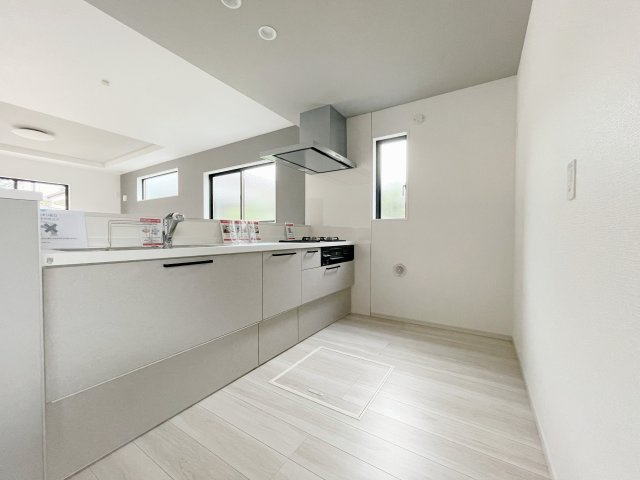 新築戸建・新築建売　郡山市大槻町17期　柴宮小・第一中のキッチン|オープン式対面システムキッチン！小さなお子様がリビングにいても見守りながら料理や片付けが可能！