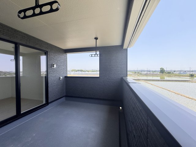中央区 豊町 第2のバルコニー|充分な広さの屋根付きバルコニーは沢山の洗濯物が干せて気持ちが良いですね☆