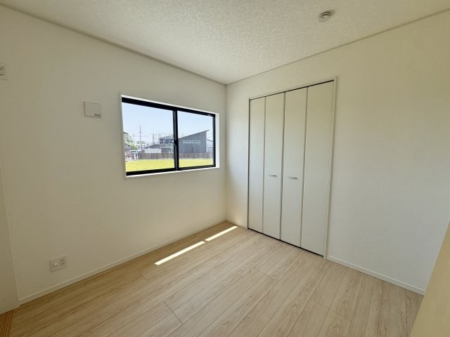 中央区 豊町 第2の洋室|1F リビングの隣にある約4.5帖の洋室は収納もありお子様の遊び部屋や趣味のお部屋としてお使いいただけます。