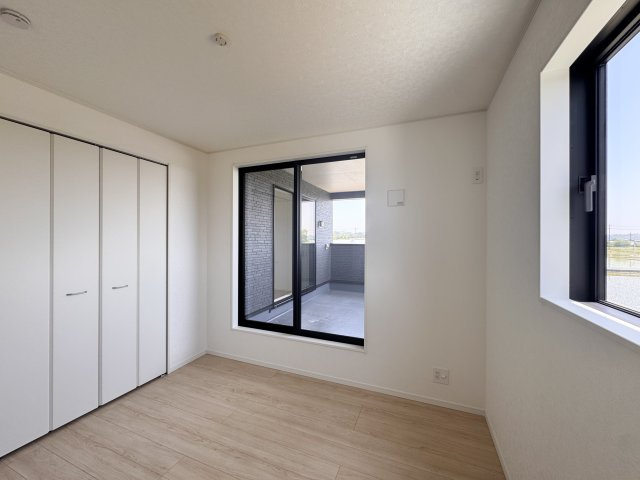 豊町 第2の洋室|2F こちらの洋室には大きなクローゼットが備わっており沢山の衣類や荷物を収納できますよ！