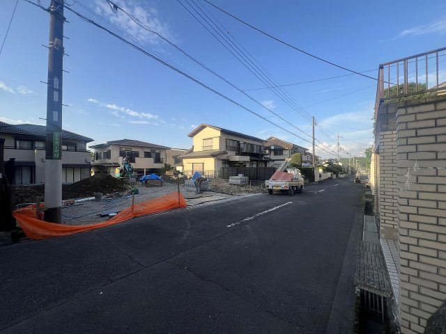 日野市平山11期　平屋建ての前面道路含む現地写真