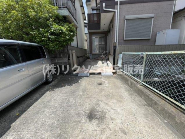 石津中町　中古一戸建ての駐車場|2台駐車可能
■物件内覧・資金計画相談・住宅ローン相談、リフォーム相談、お問合せ受付中■
※当日・翌日のご内覧、ご相談はお電話でのお問合せがスムーズです！