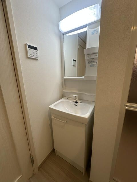 ココライフ新杉田の独立洗面台