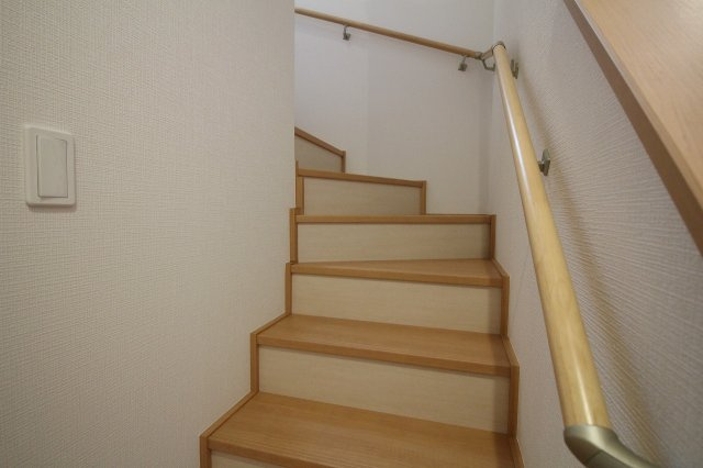名東区猪子石2丁目｜名古屋市の戸建ならホームアップの内装|【売主施工例】小さなお子様からご年配の方まで。家族みんなが安心して上り下りできるよう、安全性に配慮した手すり付き階段