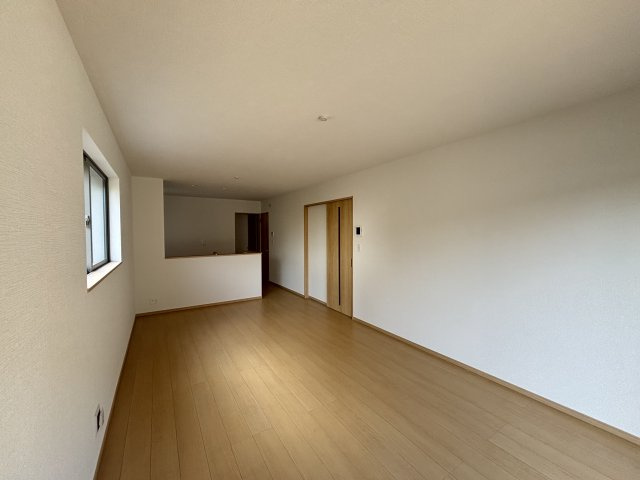 名東区猪子石2丁目｜名古屋市の戸建ならホームアップの居間・リビング|たっぷりの陽光が降り注ぎ、自然と家族が集まる明るい空間。笑顔あふれる団らんの時間がここから始まります。