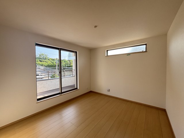 名東区猪子石2丁目｜名古屋市の戸建ならホームアップの洋室|窓から心地よい光と風を取り込む二面採光。プライベートな時間をゆったりと過ごせる、安らぎの居室空間です。