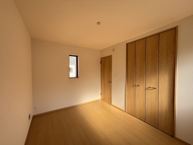 名東区猪子石2丁目｜名古屋市の戸建ならホームアップの洋室|全室にクローゼットを完備。お洋服や荷物を隠して収納できるので、お部屋をいつも広々スッキリと保てます。