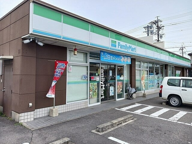 シャングリラⅡの周辺|ファミリーマート  新町店まで350m