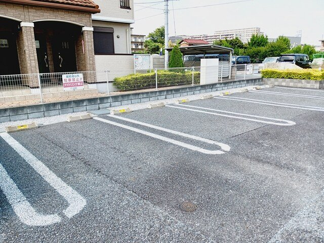 【賃貸アパート】ラ・ティエラの駐車場|カースペースがあります