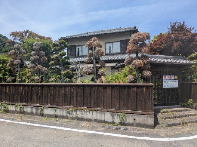 中古戸建　高崎市城山町の外観|敷地のすべてが道路に面しており、隣地との圧迫感のない暮らしができそうです