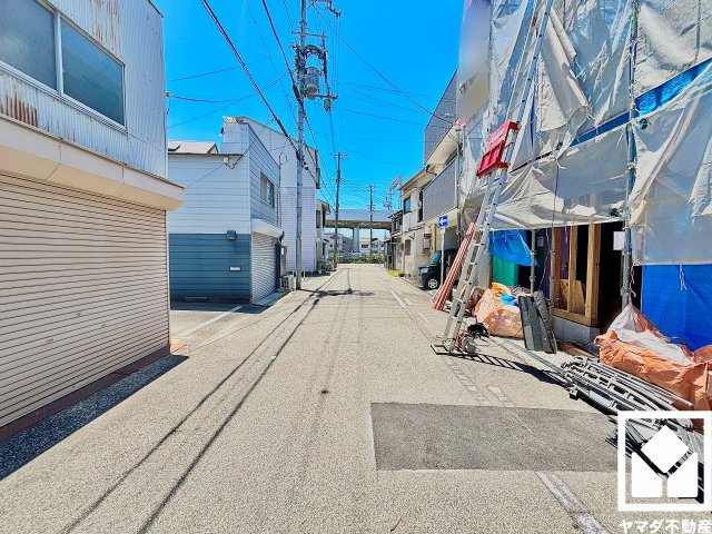 尼崎市梶ケ島の前面道路含む現地写真|前面道路幅員約5.97mとゆったりとした広さがあるのでファミリーカー等の車の出入りもしやすい立地です。