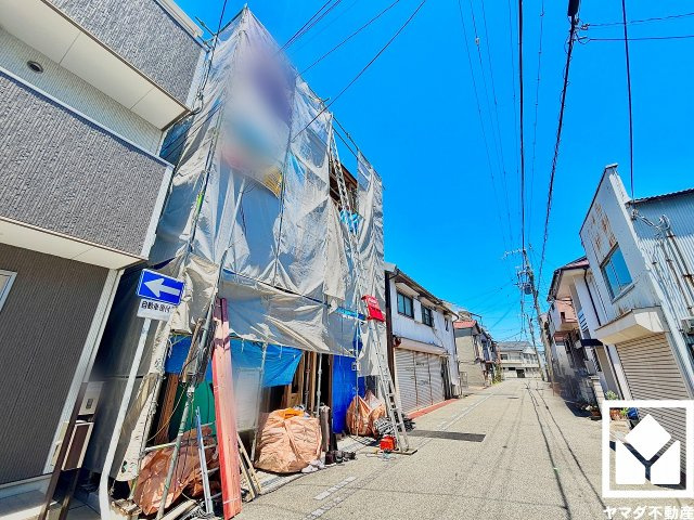 尼崎市梶ケ島の前面道路含む現地写真|インナーガレージを1台分設置。重い荷物や雨の日の移動もスムーズで、快適なカーライフを実現。ガレージ奥には物置がございますので、カー用品やお掃除道具などもスッキリ片付きます。