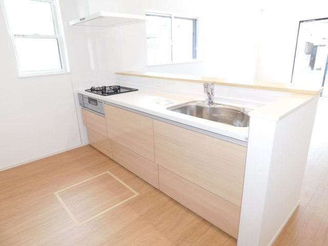北名古屋市六ツ師松葉の新築一戸建のキッチン|◇キッチン◇　　人気の対面式・人工大理石トップキッチン・浄水機能付ハンドシャワー・静音仕様シンク・薄型換気扇・Ｓｉセンサーコンロ（３口）・床下収納庫付き