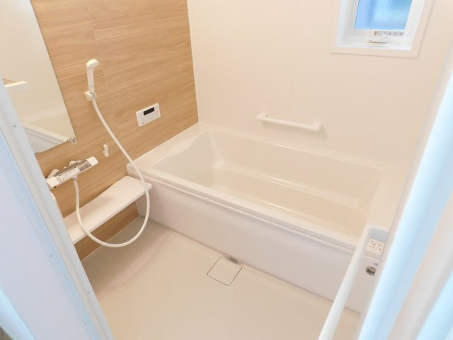 北名古屋市六ツ師松葉の新築一戸建の浴室|◇浴室◇　　広い１坪サイズ・浴室暖房乾燥機・追い焚き機能付・ゆったり断熱浴槽・オートバス・バリアフリー・浴室窓あり　カウンターは取り外し可能でお手入れらくらく♪