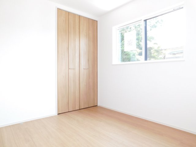 北名古屋市六ツ師松葉の新築一戸建の洋室|◇洋室◇　　南面で明るい洋室５.２帖　全居室収納完備！