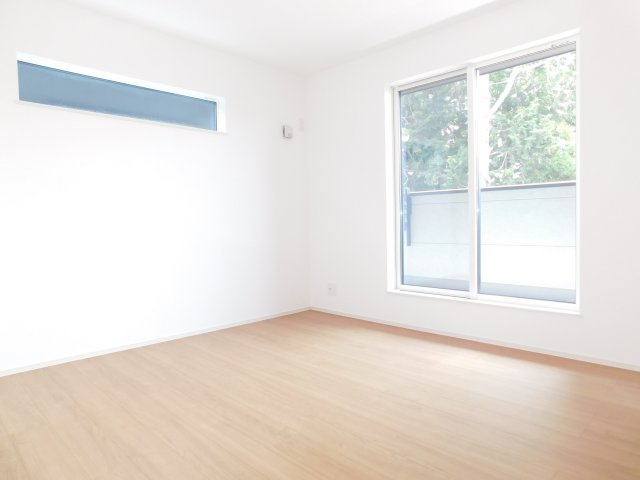 北名古屋市六ツ師松葉の新築一戸建の洋室|◇洋室◇　　南面で明るい洋室７.０帖　収納２ヶ所完備♪　バルコニー付き！