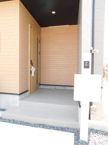 北名古屋市六ツ師松葉の新築一戸建の玄関|◇玄関◇　　電気施錠タグキー搭載の玄関扉♪