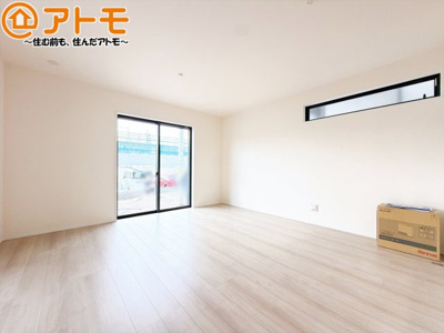【居間・リビング】 | 駿河区登呂6丁目　新築戸建　B号棟 | 日当たりのよいリビングは、一年を通してぽかぽかとしています。家族が自然と集まる空間になりそうですね♪