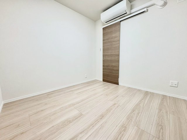 ライオンズマンション文京第2の洋室|白を基調としたお部屋は光を反射するため、お部屋が明るく美しく見えますね！

現地ご見学希望・資料請求などお気軽にお問い合わせ下さい！
03-5990-5201