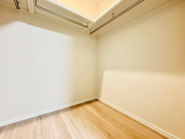 ライオンズマンション文京第2の収納|お洋服やお荷物が多いご家庭も安心のウォークインクローゼット。

現地ご見学希望・資料請求などお気軽にお問い合わせ下さい！
03-5990-5201