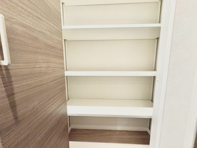ライオンズマンション文京第2の収納|充分な収納スペースを確保。居室内に余計な家具を置く必要がないため、シンプルでスッキリとした暮らしが実現できます。

現地ご見学希望・資料請求などお気軽にお問い合わせ下さい！
03-5990-5201