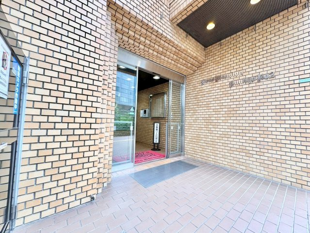 ライオンズマンション文京第2の外観|住む人や訪れる人を心地よく迎え入れてくれる玄関エントランス。ゆとりを感じさせる明るい空間を演出！

現地ご見学希望・資料請求などお気軽にお問い合わせ下さい！
03-5990-5201