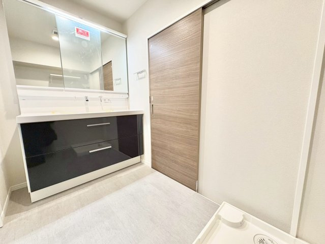 ライオンズマンション文京第2の独立洗面台|清潔感のあるプライベート空間は、身だしなみチェックやお肌のお手入れに最適です。

現地ご見学希望・資料請求などお気軽にお問い合わせ下さい！
03-5990-5201