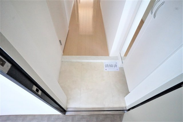 習志野市鷺沼台４丁目の賃貸マンションの玄関|大きいシューズボックスがついて玄関は広く使えますね