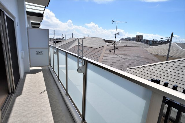 習志野市鷺沼台４丁目の賃貸マンションのバルコニー|日当たりの良いバルコニーは洗濯物も良く乾きますね