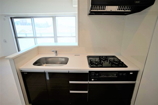 習志野市鷺沼台４丁目の賃貸マンションのキッチン|うれしいカウンターキッチンは３口コンロ、グリル付きですよ