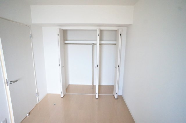 習志野市鷺沼台４丁目の賃貸マンションの収納|大きいクローゼットでたっぷり収納出来ますね