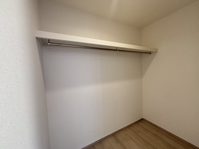 名東区猪子石2丁目｜名古屋市の戸建ならホームアップの収納|シャツやジャケットもきれいに保管できます