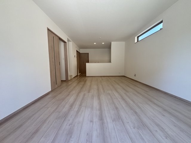 名東区猪子石2丁目｜名古屋市の戸建ならホームアップの居間・リビング|たっぷりの陽光が降り注ぎ、自然と家族が集まる明るい空間。笑顔あふれる団らんの時間がここから始まります。