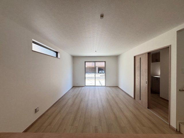 名東区猪子石2丁目｜名古屋市の戸建ならホームアップの居間・リビング|窓を開ければ心地よい風が通り抜ける開放的なリビング。毎日のリラックスタイムを優雅に彩る、癒やしの空間です。