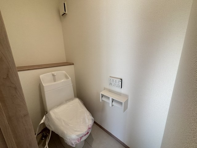 名東区猪子石2丁目｜名古屋市の戸建ならホームアップのトイレ|2か所にトイレを完備。混み合う朝や来客時も安心の設計！
