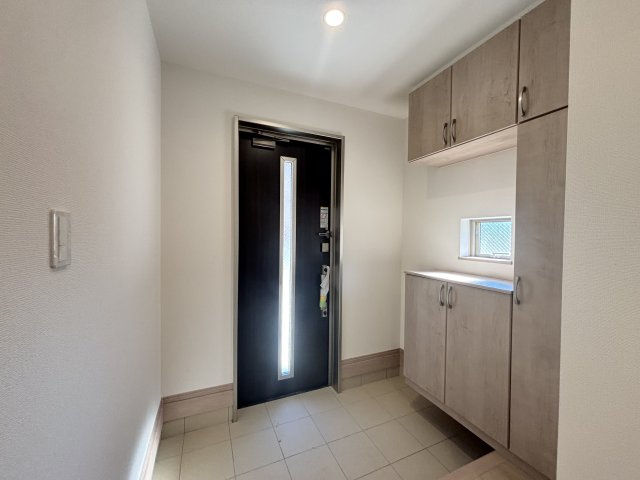 名東区猪子石2丁目｜名古屋市の戸建ならホームアップの玄関|大容量のシューズボックスで、散らかりがちな玄関もスッキリ。