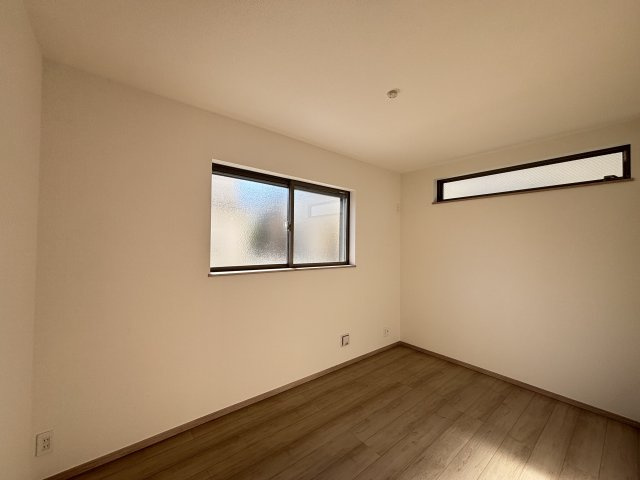 名東区猪子石2丁目｜名古屋市の戸建ならホームアップの洋室|窓から心地よい光と風を取り込む二面採光。プライベートな時間をゆったりと過ごせる、安らぎの居室空間です。