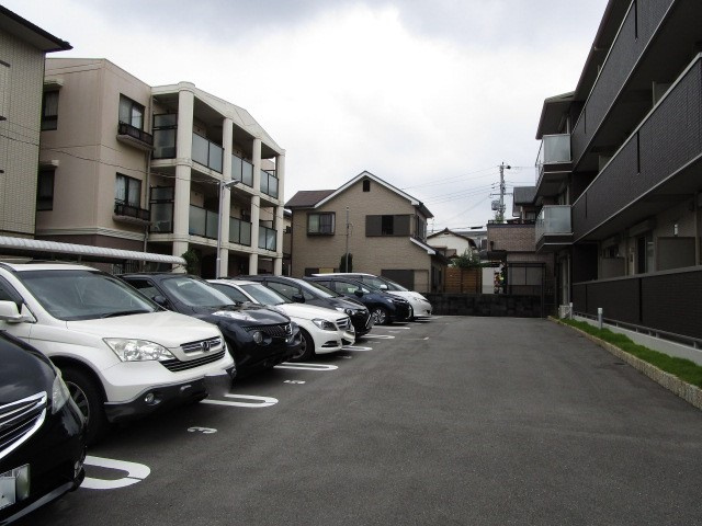 ワンモアオッツの駐車場